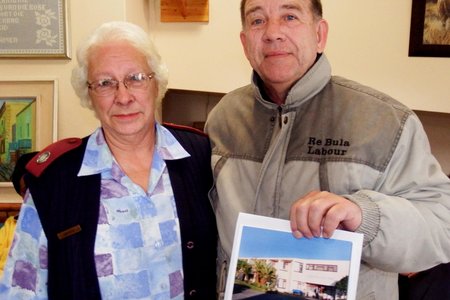 Suster Linda Meyer oorhandig â€˜n blyk van waardering aan dr Bobo van Zyl